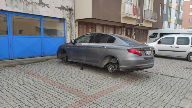 Park halindeki otomobilin jant ve lastikleri çalındı